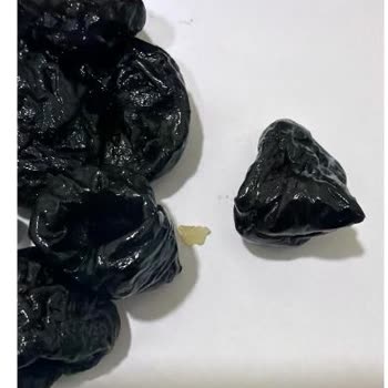 Tadım Kuru Üzüm Paketi İçinde Zeytin Ve Bilinmeyen Şeffaf Madde