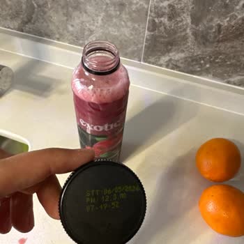 Geçerli Son Kullanma Tarihli Nar Suyu Açıldığında Köpürdü Ve Taştı