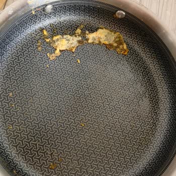 Yanmaz Ve Yapışmaz Dediği Tava Yapışıyor, İade Talebi Reddedildi