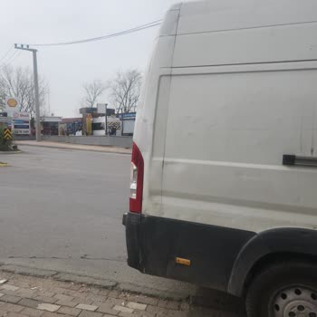 Kaldırımların Araçlarla İşgali Çayırova’da Güvenli Otobüs Durağı Talebi