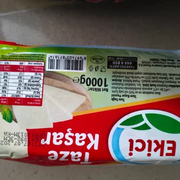 Uzun Son Kullanma Tarihli Taze Kaşar Peyniri Üstü Küflenmiş