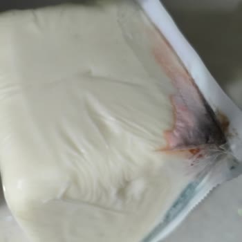 Uzun Son Kullanma Tarihli Taze Kaşar Peyniri Üstü Küflenmiş