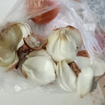 Migros Çukurova Şubesinde Kuru Soğan Çöpe Atılacak Durumda