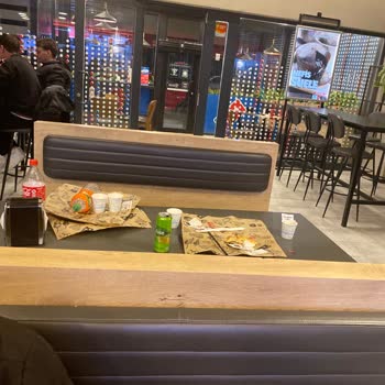 Domino’s Pizza Samsun Çarşamba Şubesinde Masalar Sürekli Kirli Ve Hijyen İhmali