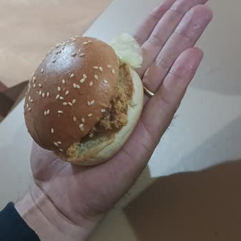 Burger Ekmeği Boyutu Uyuşmazlığı Ve Kaba Personel Davranışı