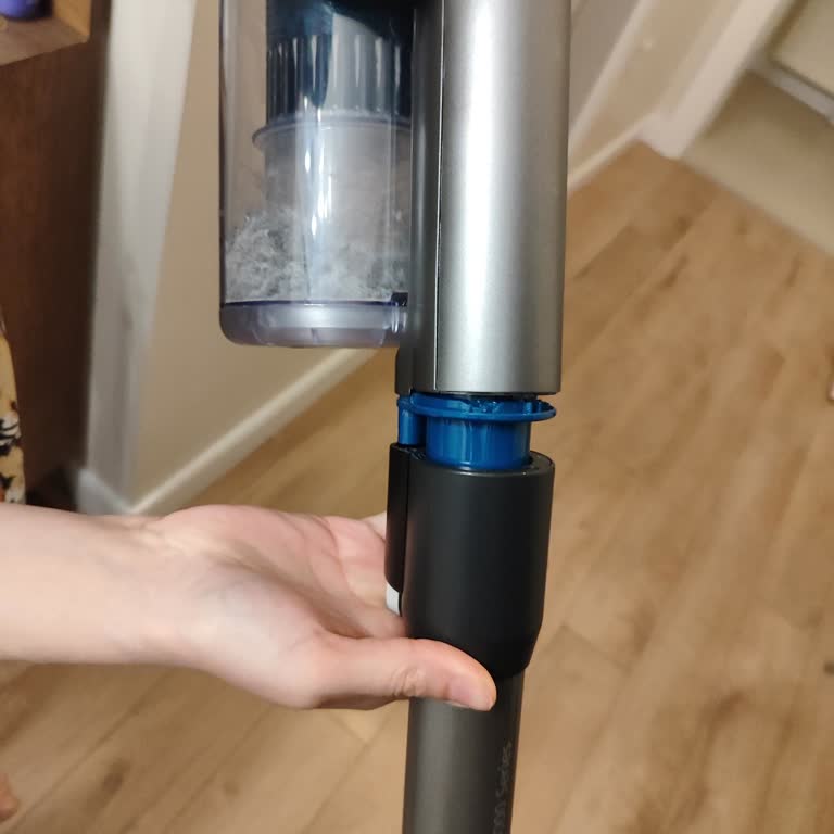 Philips 8000 Aqua Plus Dik Süpürge Toz Haznesi Kısa Sürede Kırıldı Ve Garanti Talebi