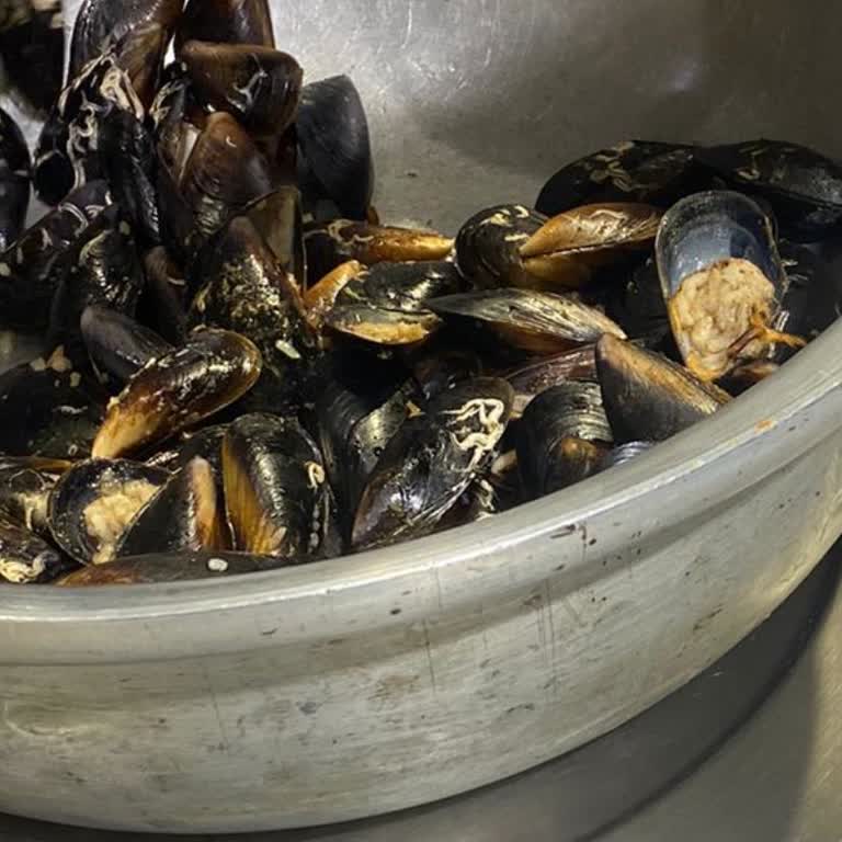 Tuzla Şubesinde Buz Gibi Midyeler Ve İlgisiz Personel