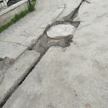 Kazı Sonrası Bozuk Kaldırımlar Çocukları Ve Bebek Arabasını Tehlikeye Atıyor