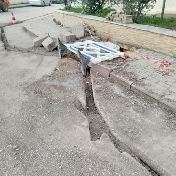 Kazı Sonrası Bozuk Kaldırımlar Çocukları Ve Bebek Arabasını Tehlikeye Atıyor