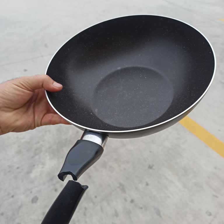 Migros'tan Alınan Papilla Wok Tavasının Sapı İlk Kullanımda Kırıldı, Güvenlik Riski