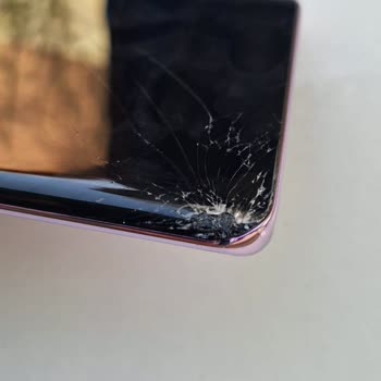 Kırılmaz Iddiası Aldatıcı: Ultra Dayanıklı Telefon İlk Düşte Kırıldı