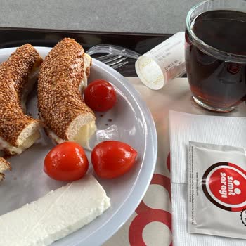 Fahiş Fiyat Ve Bayat Simit İçin Simit Sarayı'nda Beş Yüz Seksen TL'lik Hijyen Skandalı