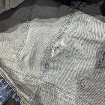 Mavi Kot Pantolonun Ağ Kısmındaki Erime Ve Açılma Nedeniyle Değişim Talebi