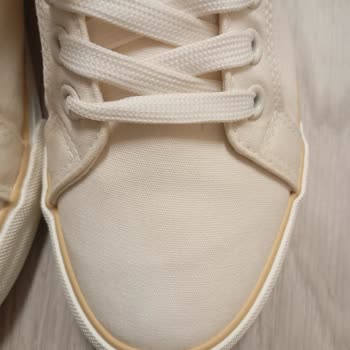 Sneaker Ayakkabısının Dikiş Yaraları, Sert Taban Ve Kalıcı Kokusundan Memnun Kalmadım