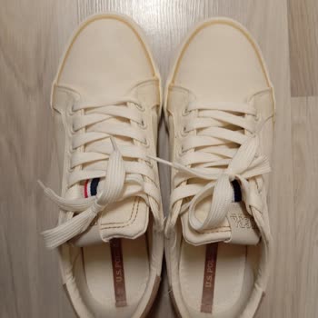 Sneaker Ayakkabısının Dikiş Yaraları, Sert Taban Ve Kalıcı Kokusundan Memnun Kalmadım