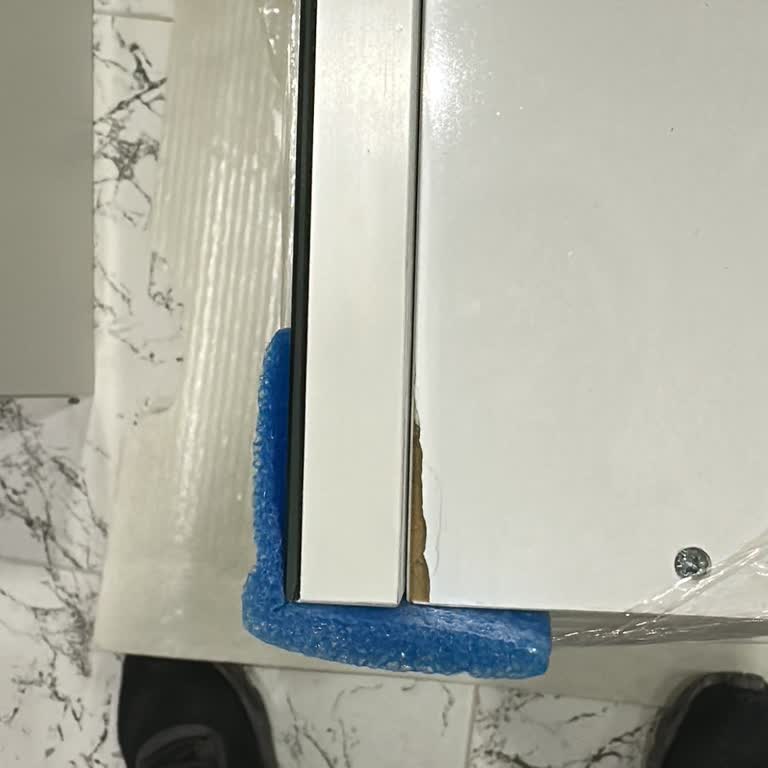 Üst Camlı Banyo Dolabındaki Deforme Parça İçin Yeniden Değişim Talebi