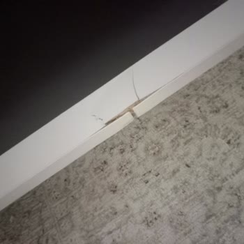 Sürat Kargo İletişimsiz Teslimatı Ve Eşyayı Merdiven Altına Fırlatması