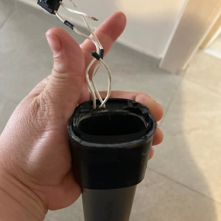 Philips 8349 Dikey Süpürgenin Teleskopik Borusunda Sürekli Kırılma Ve Garanti Yardımının Olmaması