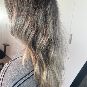 Emre Ayaksız Hair Palace Saç Rengi Yanlış Ve Çırakların Yetersiz Bakımı