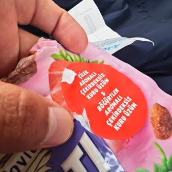Yanıltıcı Ambalajda Böğürtlen Ve Çilek Görselleriyle Satılan Kuru Üzüm