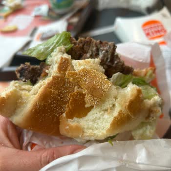 Burger King Şubesinde Bayat Ekmek, Soğuk Et Ve Hijyen Sorunu