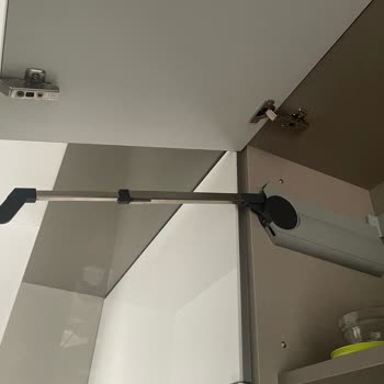 Blum Mutfak Dolabı Kapak Mekanizması Çalışmıyor, Acil Onarım Gerekiyor