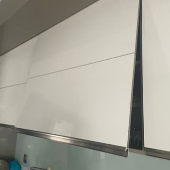 Blum Mutfak Dolabı Kapak Mekanizması Çalışmıyor, Acil Onarım Gerekiyor