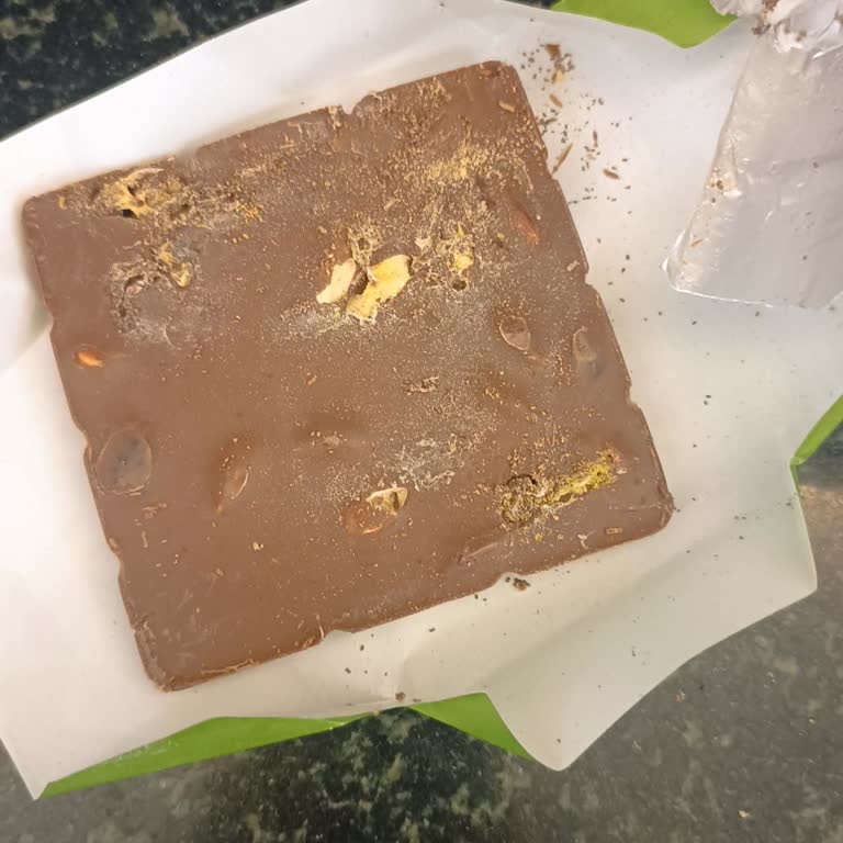 Chocolate Nestlé con insectos dentro pese a fecha vigente, exijo reembolso