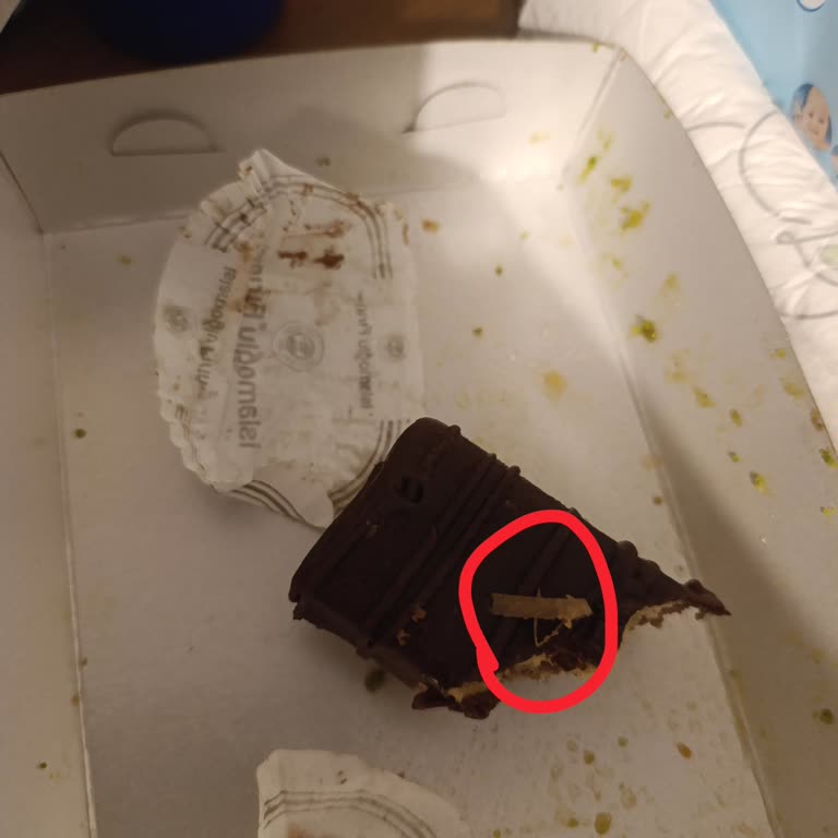 İslamoğlu Pastanesi (Bursa) Tatlının İçinden Paket Kağıdı Naylon Parçası Ağzıma Geldi