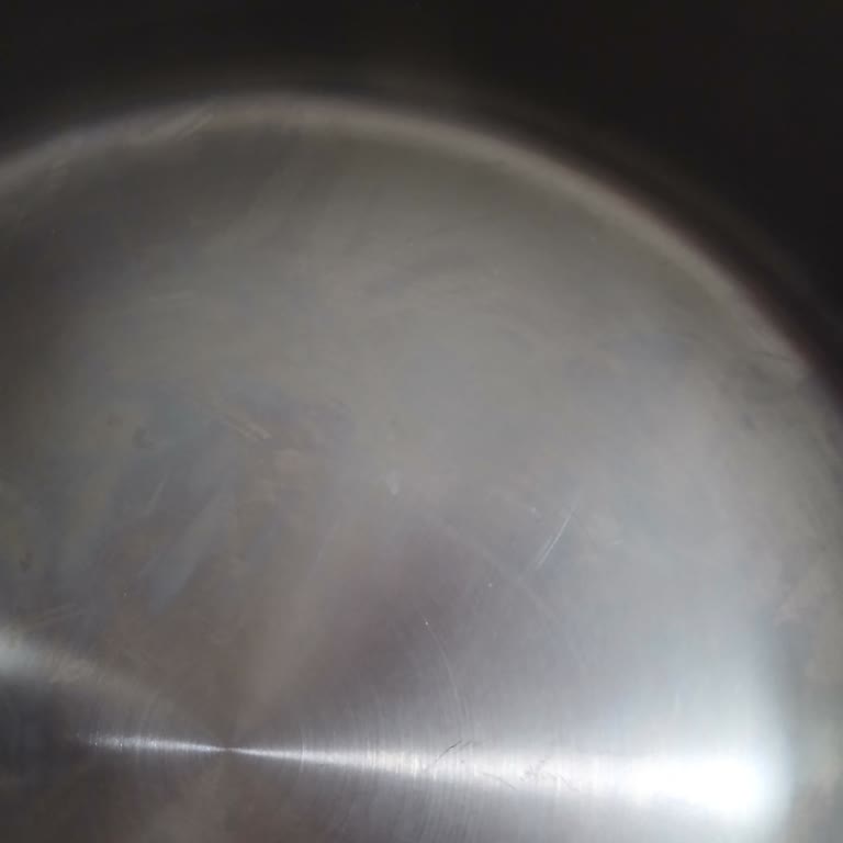 Korkmaz&nbsp; Tencerenin İçinde Beyaz Lekeler Oluştu