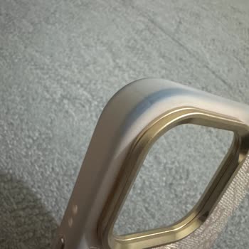 Guess Telefon Kılıfının Silikon Kenarlarında Renk Değişikliği Ve Kararma