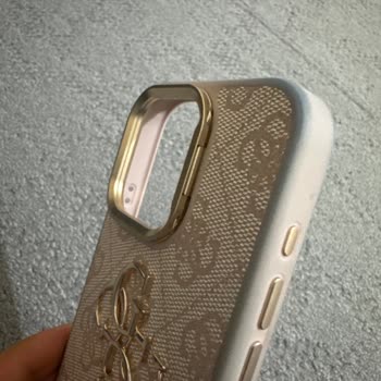 Guess Telefon Kılıfının Silikon Kenarlarında Renk Değişikliği Ve Kararma