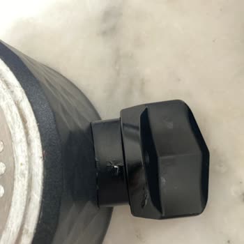 Karaca Züccaciye Granit Tencere Setinde Kulp Boyası Soyulması Ve Yemek Takımında Desen Silinmesi