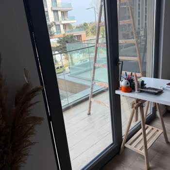 Balkon Kapısı Düşmesi Can Güvenliğini Tehlikeye Atıyor