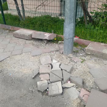 İdris Koç Apartmanı Önündeki Kaldırım Bozuk, Yaşlılar Düşme Riskiyle Karşılaşıyor