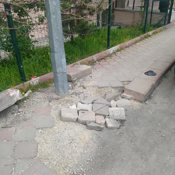 İdris Koç Apartmanı Önündeki Kaldırım Bozuk, Yaşlılar Düşme Riskiyle Karşılaşıyor