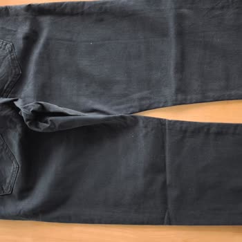 Mavi Markasından İki Pantolonun Renk Atması Ve Bacak Deformasyonu