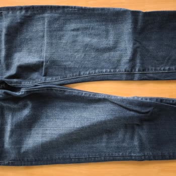 Mavi Markasından İki Pantolonun Renk Atması Ve Bacak Deformasyonu