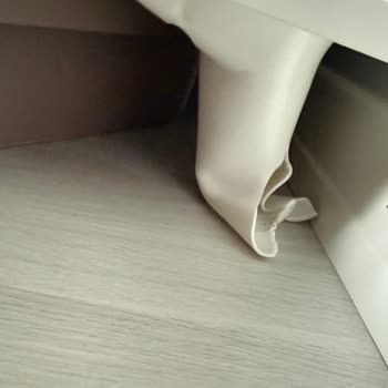 Dayanıksız Plastik Ayaklar Dolabı Çökertti, Çocuk Güvenliği Tehlikede