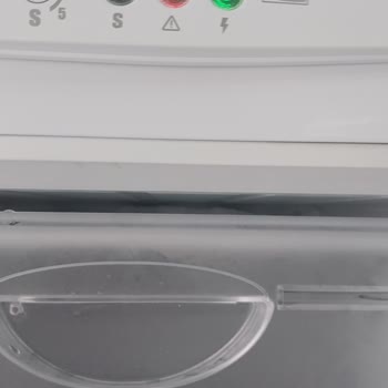 Kırmızı Uyarı Işığıyla Dondurucu Eridi Garanti Kapsamında Servis Yanıt Vermedi