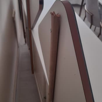 Bellona Bayisinin Konsol Aynasını Süpürge Sapı İle Takması Müşteri Güvenliğini Tehlikeye Atıyor