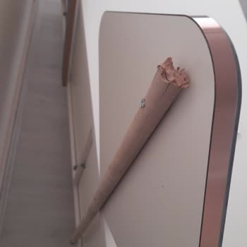 Bellona Bayisinin Konsol Aynasını Süpürge Sapı İle Takması Müşteri Güvenliğini Tehlikeye Atıyor