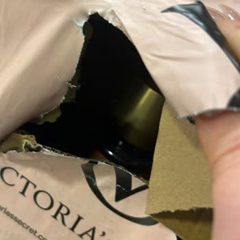 Açılmış Victoria’s Secret Paketi Ve Kargo Güvenlik İhlali