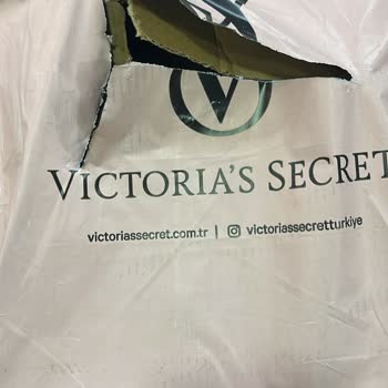 Açılmış Victoria’s Secret Paketi Ve Kargo Güvenlik İhlali