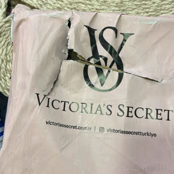 Açılmış Victoria’s Secret Paketi Ve Kargo Güvenlik İhlali