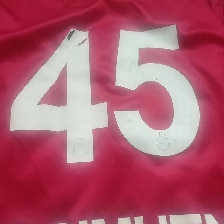 Galatasaray Formasının Baskısı Kısa Sürede Yırtıldı Ve Değişim Talebi