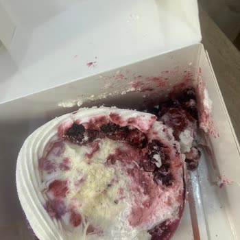 Teslim Edilen Pastanın Üstü Eksik Ve Zarar Görmüş, İade Talebi