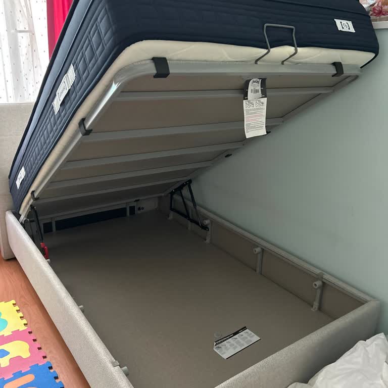 Baza Kapanmıyor, Yatak Havada Kaldı