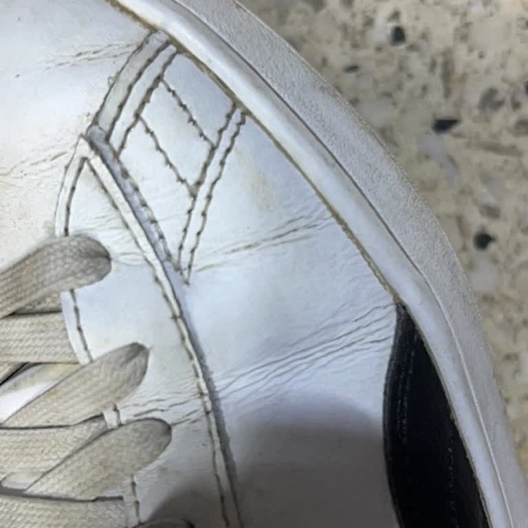 FLO Ayakkabı Mağazasında Kısa Sürede Yırtılan Spor Ayakkabı İçin Çözüm Talebi