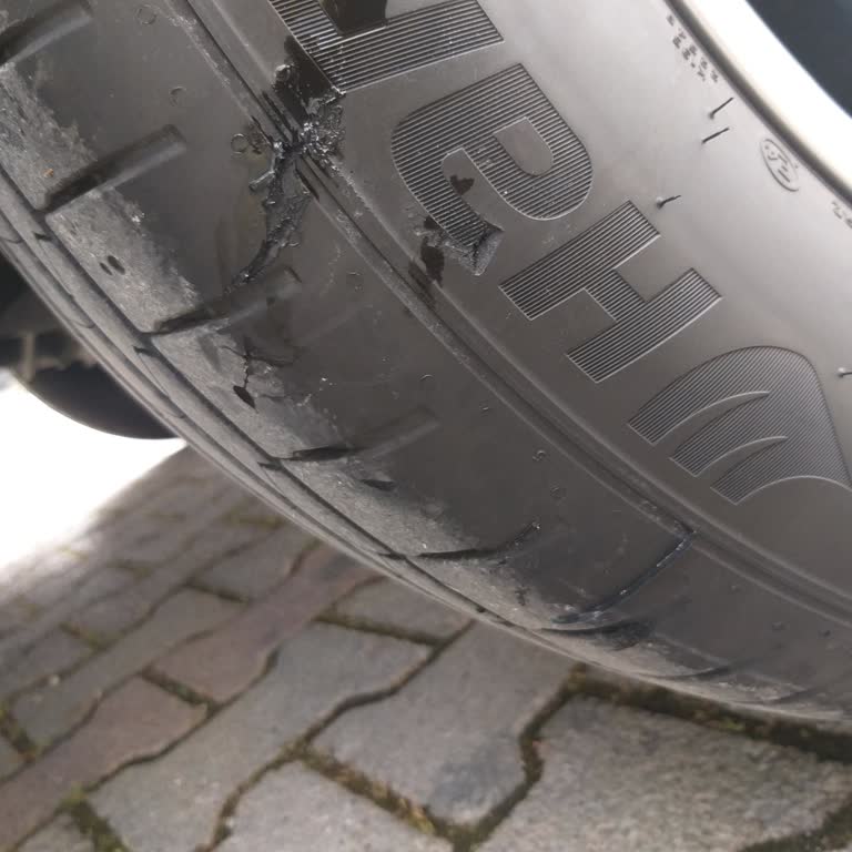 Mersin Petrol Ofisi Yıkama Ünitesindeki Aşırı Basınç Yeni Aracımın Lastiğini Patlattı